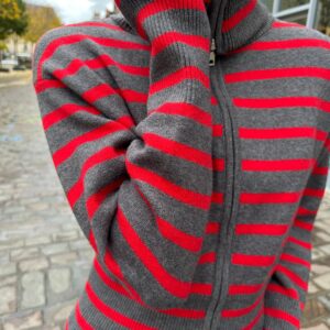 Gilet Zippé à Rayures Gris et Rouge – Évalina