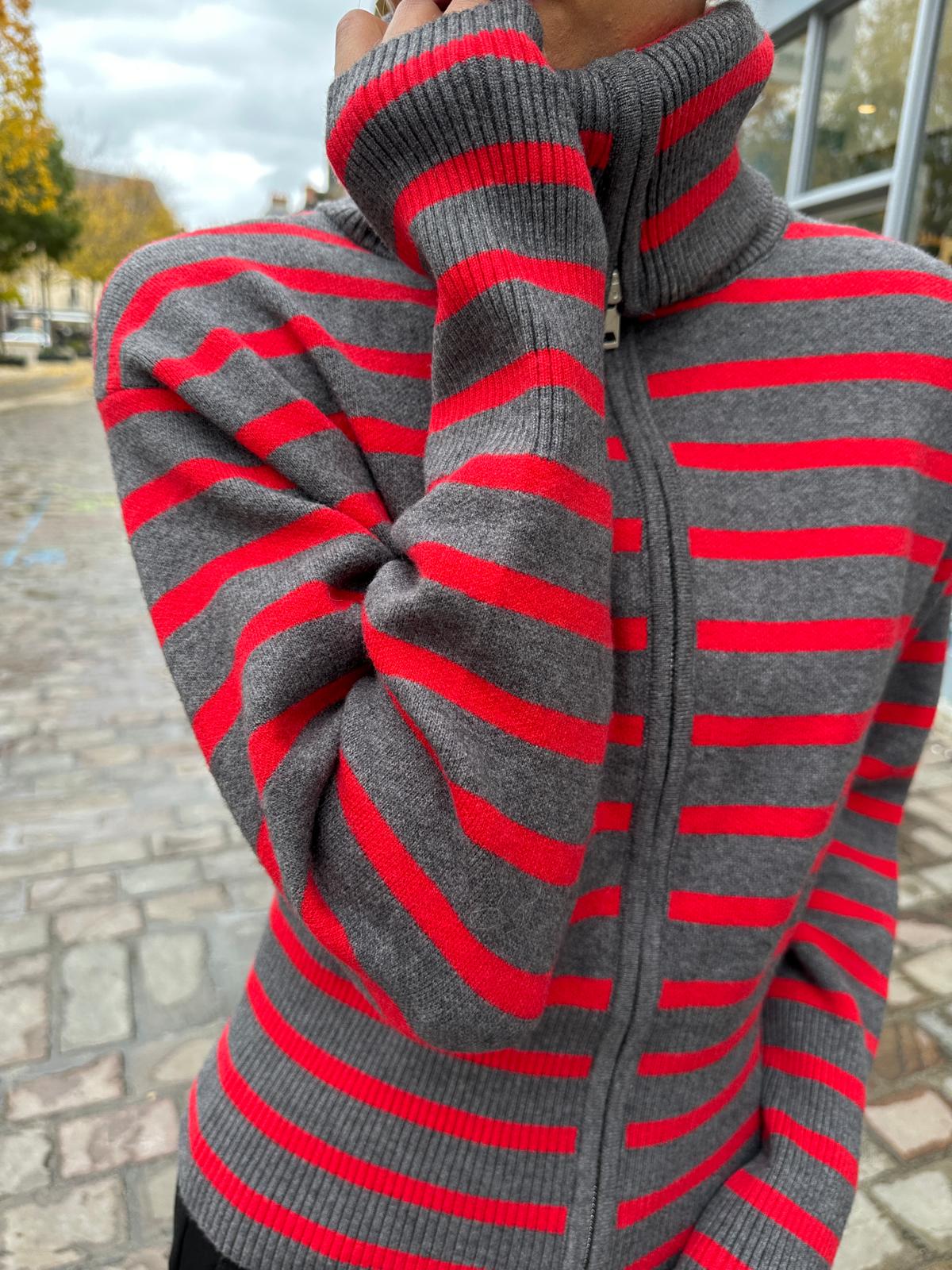 Gilet Zippé à Rayures Gris et Rouge – Évalina