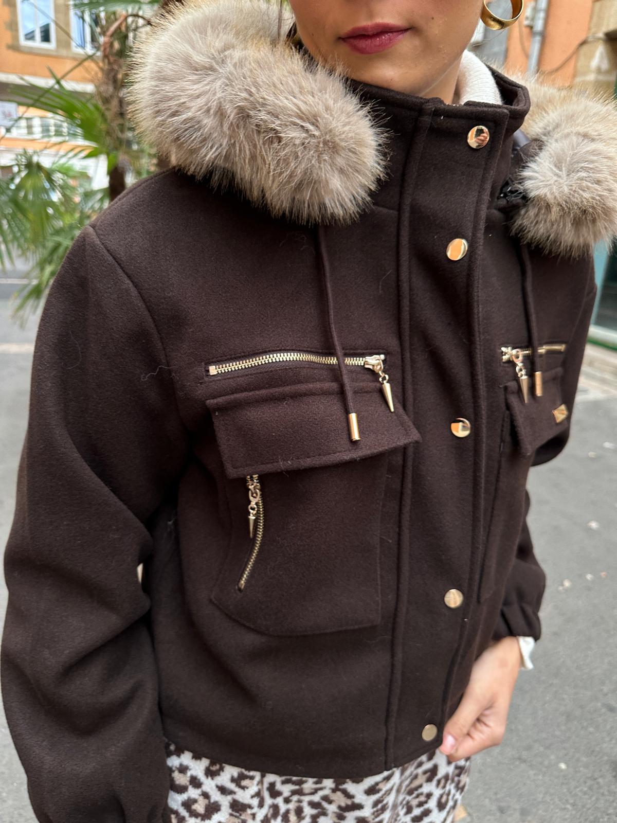 Veste Chocolat à Capuche en Fausse Fourrure – Élizane