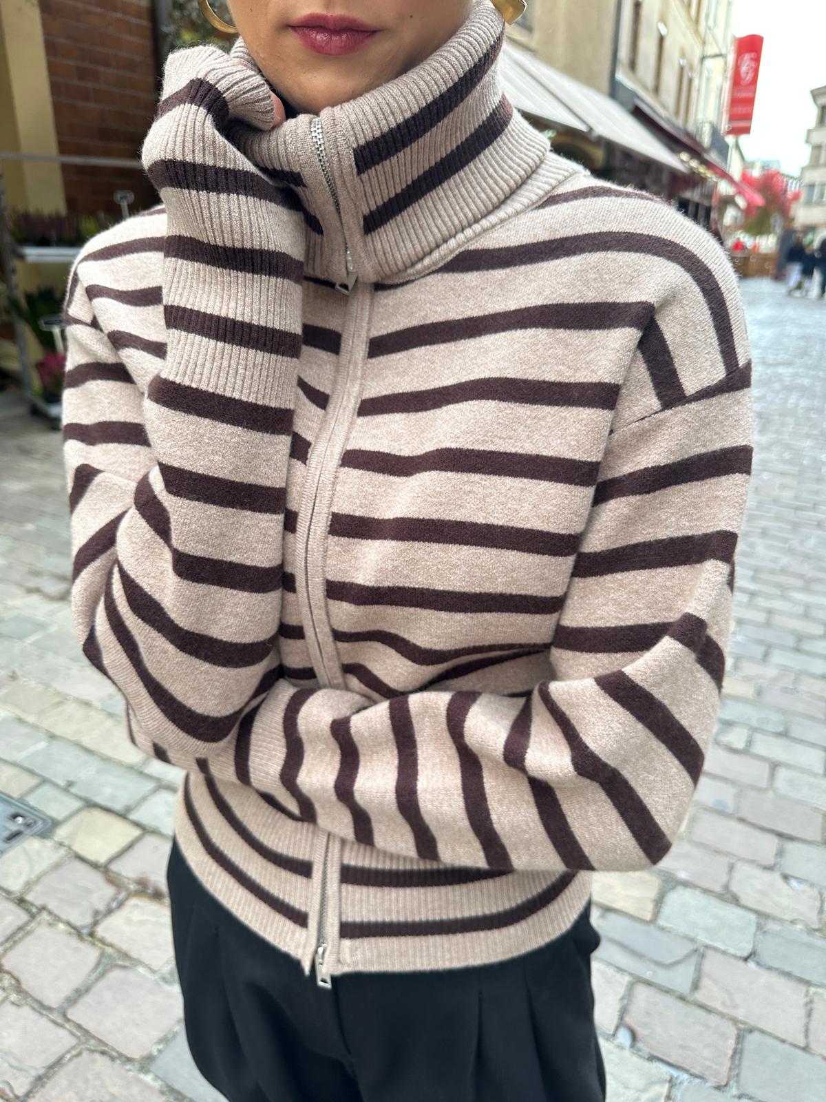 Gilet Zippé à Rayures Beige et Chocolat – Évalina