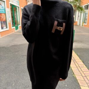 Robe Pull Noire à Poche et Boucle Dorée – Néolise