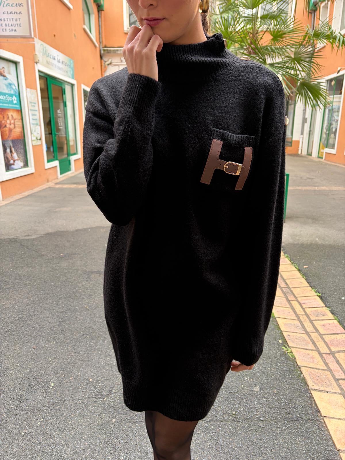 Robe Pull Noire à Poche et Boucle Dorée – Néolise