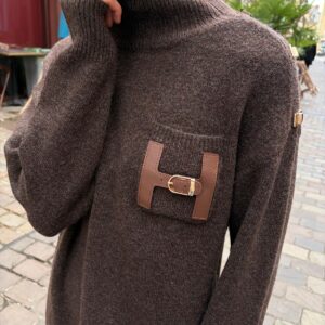 Robe Pull Chocolat à Poche et Boucle Dorée – Néolise
