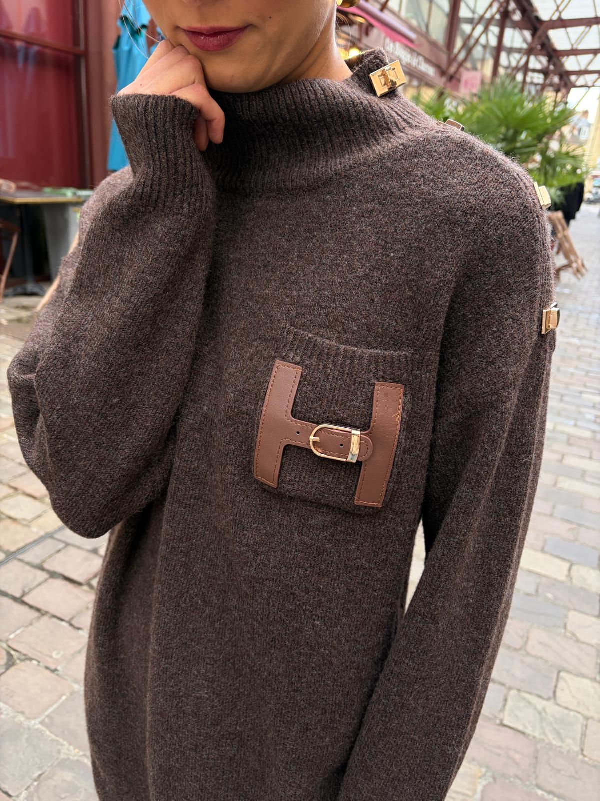 Robe Pull Chocolat à Poche et Boucle Dorée – Néolise