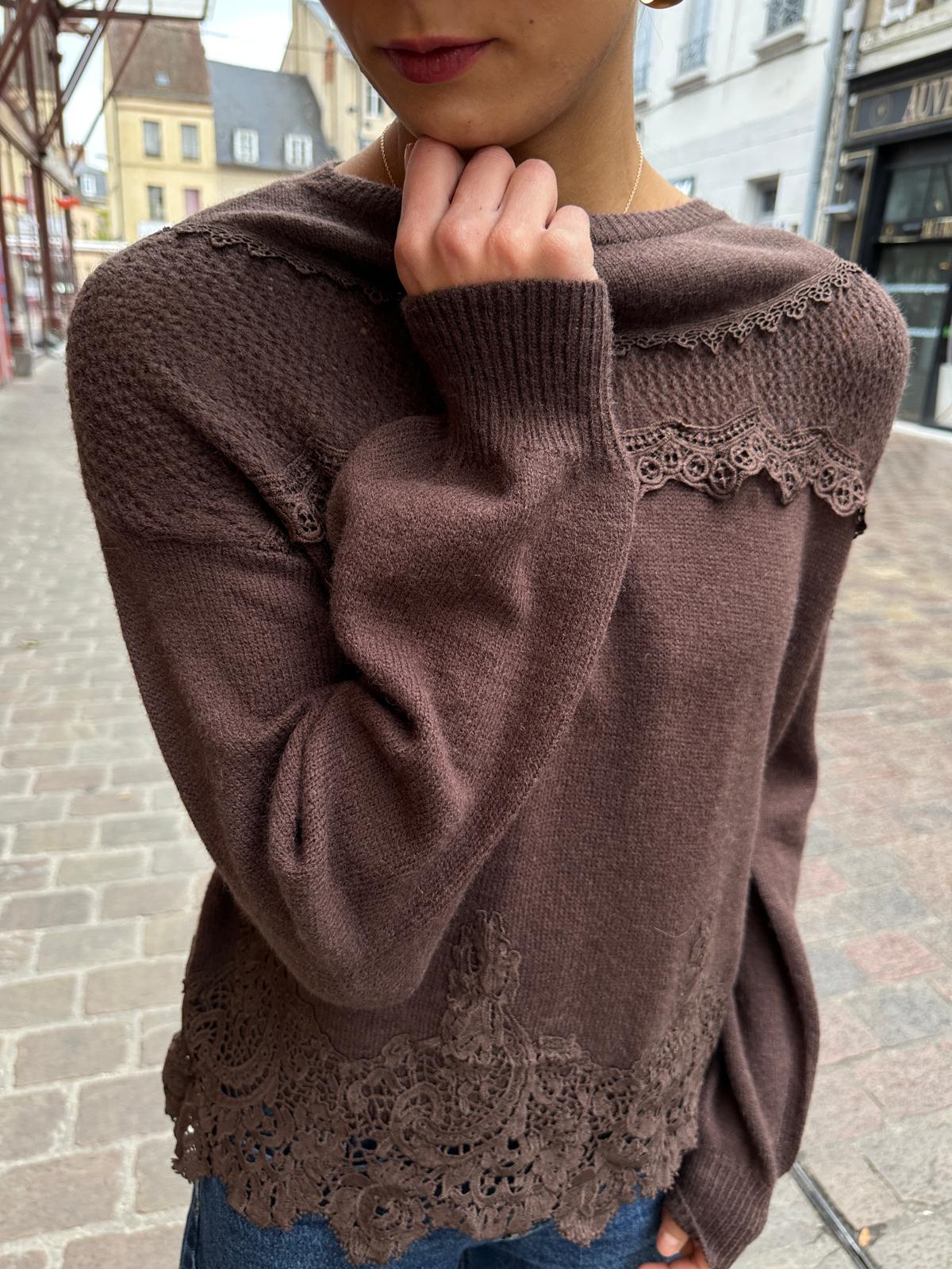 Pull Chocolat à Dentelle – Éloriane