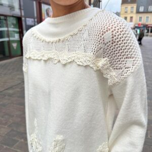 Pull écru à dentelle – Éloriane