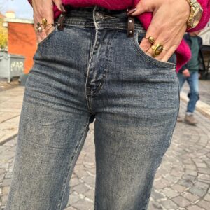 Jean Bleu Gris Délavé Taille Haute à Détails Cloutés – Azélisse