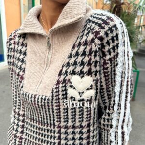 Pull Beige à Carreaux Col Zippé et Broderie Cœur – Azélyne