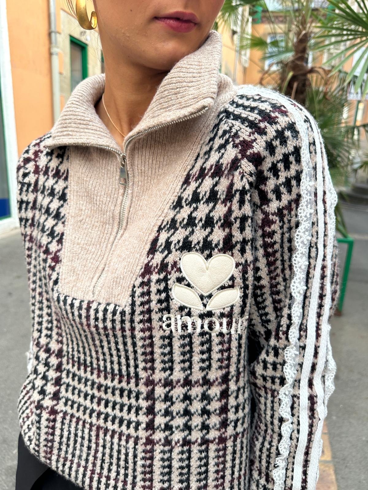 Pull Beige à Carreaux Col Zippé et Broderie Cœur – Azélyne