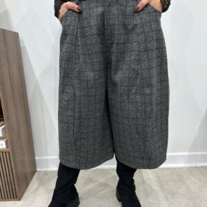 Bermuda Long Gris à Carreaux et Coupe Large – Doralice