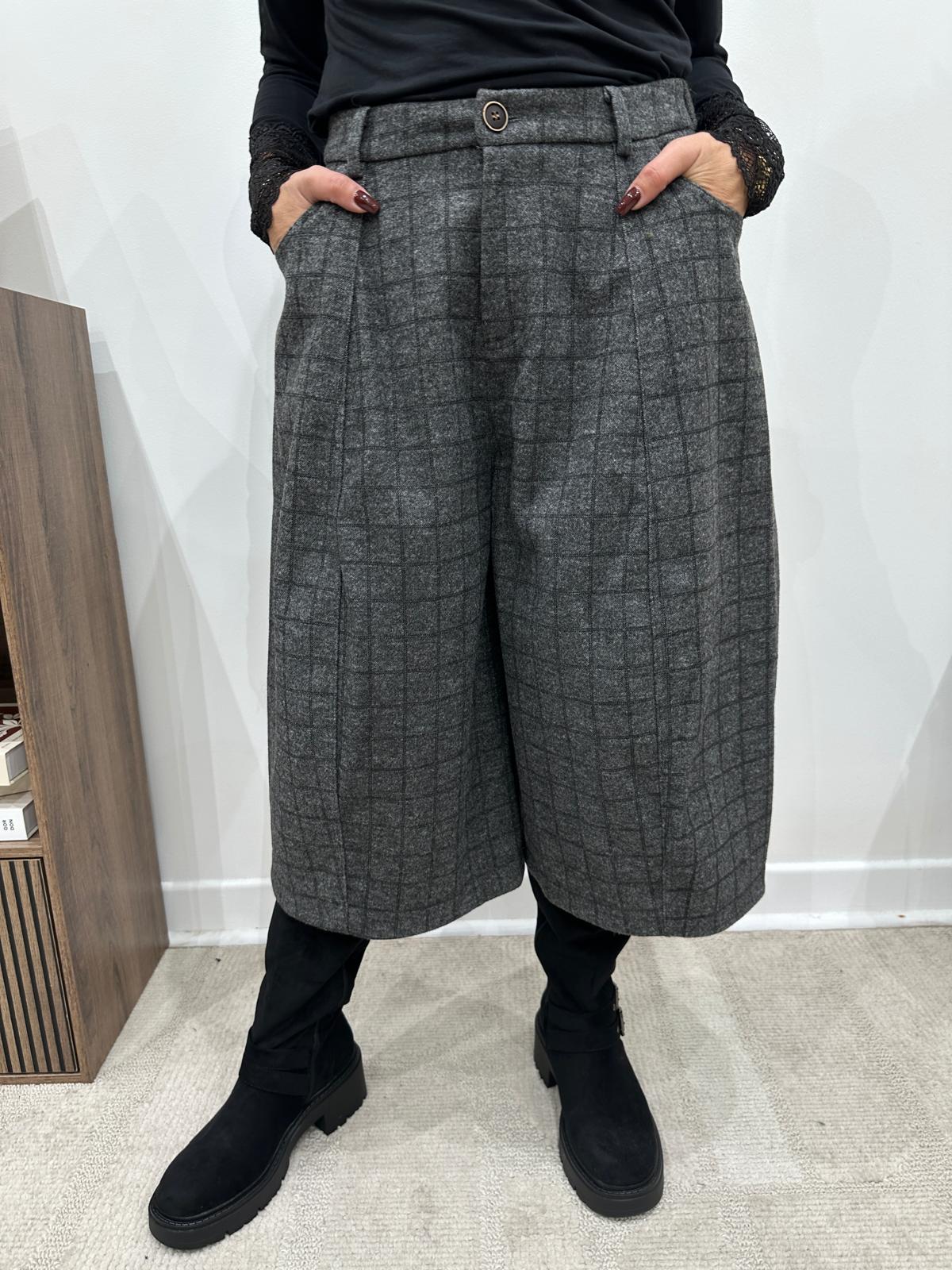 Bermuda Long Gris à Carreaux et Coupe Large – Doralice